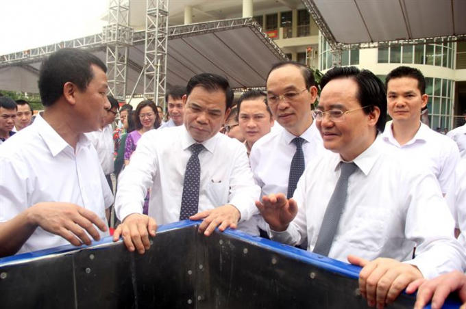 Bộ trưởng Bộ GD&ĐT Phùng Xuân Nhạ và Bộ trưởng Bộ NN&PTNT Nguyễn Xuân Cường tham quan triển lãm trong khuôn khổ Tọa đàm