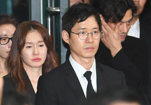 Các diễn viên Kim Ji Soo, Yoo Jun Sang và Oh Ji Ho (từ trái sang) cũng đến tiễn đưa. Ảnh: Osen.