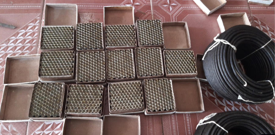 Khám xét khẩn cấp chỗ ở của đối tượng Hoàng Thị Dịu, lực lượng Công an thu giữ 1.300 kíp nổ và 170m dây cháy chậm