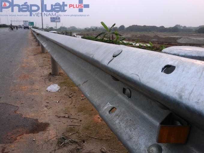  Khu vực gần Km152+080 (địa phận tỉnh Bắc Ninh) hướng Bắc Ninh - Hà Nội cũng xảy ra tình trạng trên. Có đoạn chỉ dài vài trăm mét nhưng lượng đinh ốc, bu lông biến mất lên đến hàng chục chiếc.