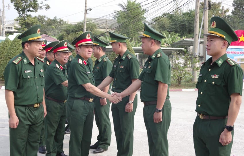 Thượng tướng Trương Thiên Tô và đoàn công tác làm việc tại Đồn Biên phòng cửa khẩu quốc tế Mộc Bài.