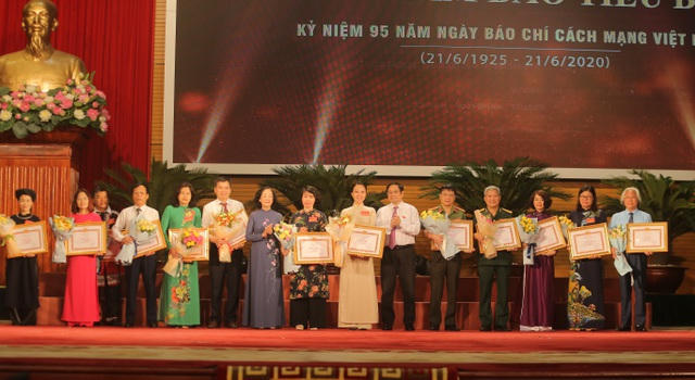 Ban tổ chức vinh danh, tặng bằng khen đối với những người làm báo tiêu biểu trên toàn quốc (Ảnh: Nguyễn Trường).