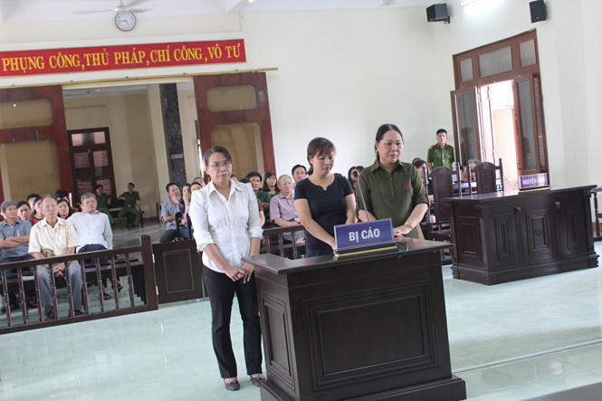 Các bị cáo tại phiên tòa sơ thẩm ngày 16/8. ẢNH: ĐỨC HUY (Xét xử vụ án tham ô tại Trường Chính trị Phú Yên). Nguồn Thanhnien.vn