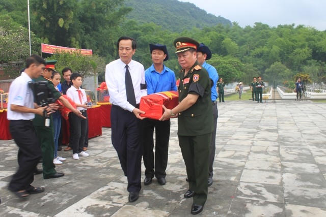 Lễ an táng 26 liệt sĩ Việt Nam và Lào tại nghĩa trang liệt sĩ huyện Bá Thước (Thanh Hóa)