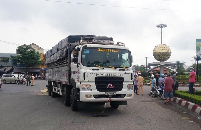 Xe tải cán chết hai mẹ con .