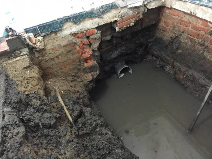 Khoảng 11h30 sáng ngày 13/10, lực lượng công nhân đã tìm được đường ống cống bị bịt tắc.