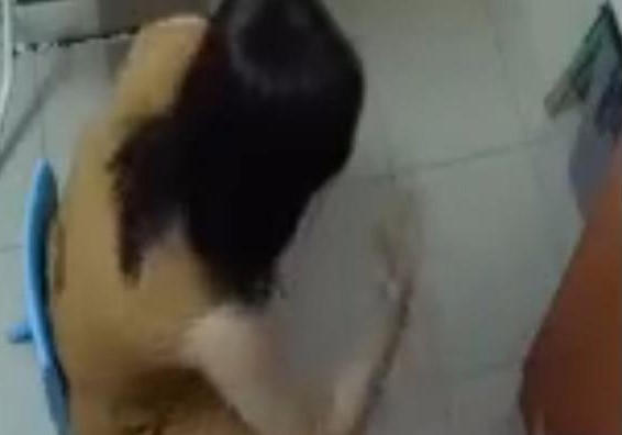 Hình ảnh cô giáo đánh trẻ 3 tuổi tại cơ sở mầm non Tuổi Hoa.