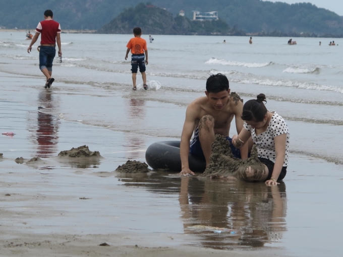 Những du khách vẫn say sưa với bãi cát sạch, làn nước biển trong xanh nơi đây.