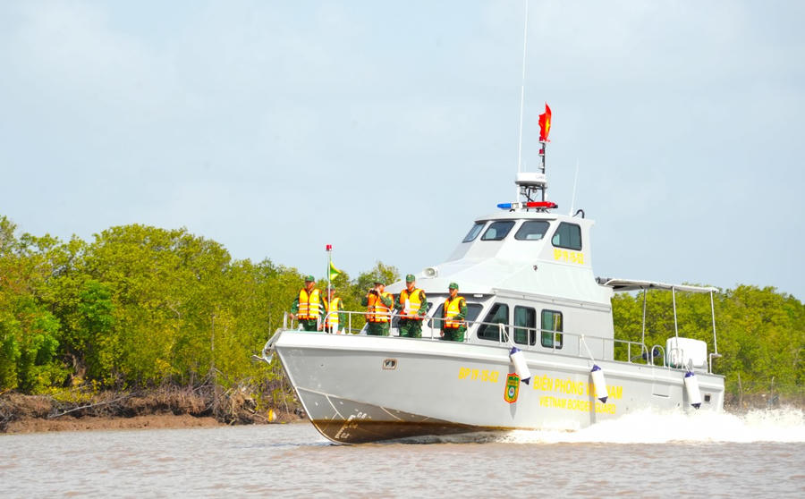 Cán bộ, chiến sĩ tăng cường tuần tra, bảo vệ bình yên mùa Xuân nơi biên giới biển Cà Mau.