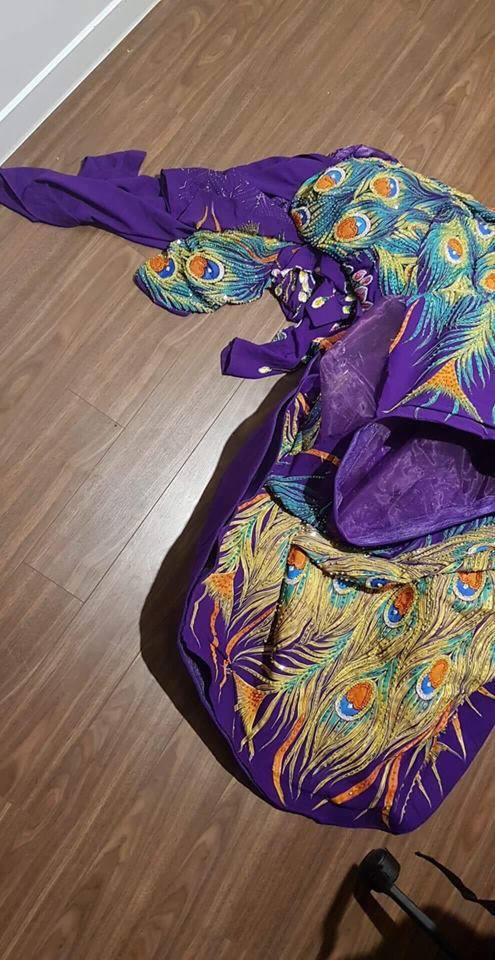 chuẩn bị trang phục dự thi thì bất ngờ phát hiện ra bộ quốc phục “Khổng Tước” nặng 20 kg mà cô cất công đem sang Li Băng bị cắt nát không thương tiếc.