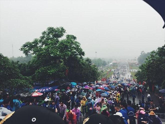 Bất chấp mưa gió ,người dân tập trung rất đông tại khu vực trước cửa đền chờ đợi hành lễ từ rất sớm.