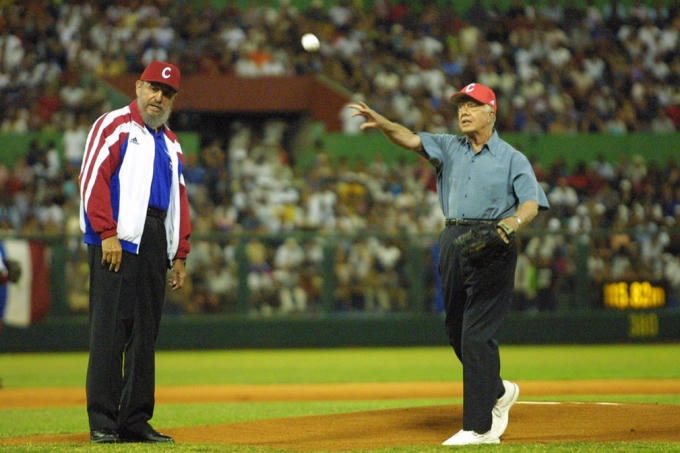 Fidel Castro xem bóng bầu dục cùng cựu Tổng thống Mỹ Jimmy Carter năm 2002 ở Havana, Cuba. (Ảnh: Getty)