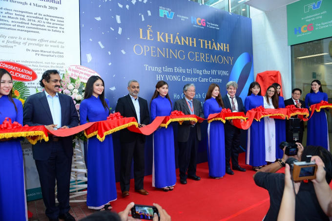 Toàn cảnh cắt băng khánh thành Trung tâm Điều trị Ung thư Hy Vọng.