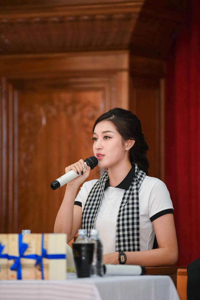 Đồng tình với quan điểm trên, Á hậu Huyền My cho biết đã tham gia hành trình từ những ngày đầu, đi qua nhiều nơi dọc chiều dài đất nước và được rèn luyện tinh thần kỷ luật như quân đội. Lần đầu đến với Vùng 4 Hải quân, Huyền My rất bất ngờ khi được nghe những câu chuyện xúc động. “Ấn tượng nhất, các chiến sĩ chia sẻ với My rằng đã đọc hết các cuốn sách mà hành trình giới thiệu từ trước đó và sẽ đọc lại nhiều lần để ngấm được tinh thần kiến quốc. Việc rèn luyện, học tập, canh giữ biển đảogần như chiếm trọn thời gian nhưng các chiến sĩ vẫn đọc nhiều sách khiến My rất ngưỡng mộ”, Huyền My nói.