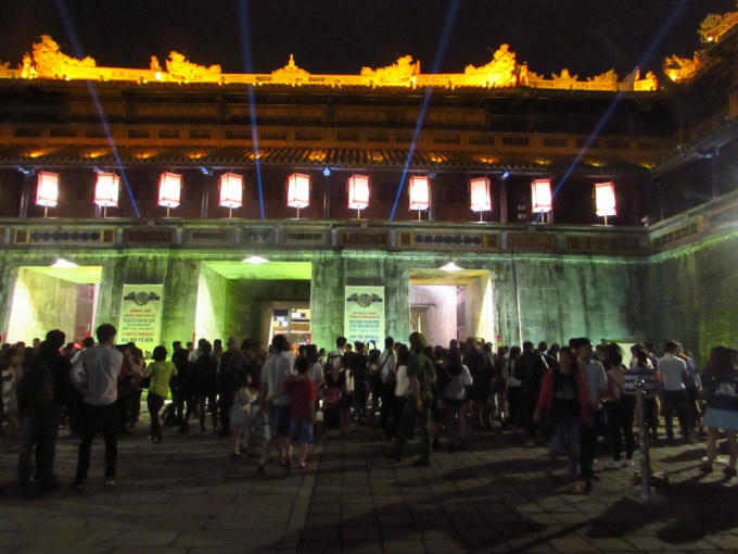 Vừa khai trương mở cửa, hàng ngàn du khách đã đổ về tham quan.