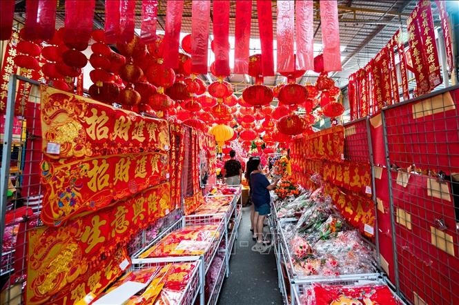 Người dân chọn mua đồ trang trí Tết tại Kuala Lumpur, Malaysia.