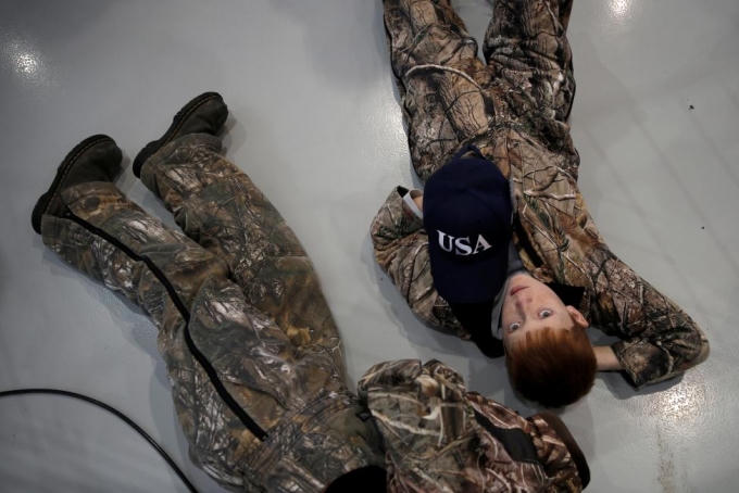 Những người hâm mộ nhí của ông Trump nằm trên sàn nhà khi Tổng thống đắc cử nói lời cảm ơn tới những cử tri ủng hộ ông ở Baton Rouge, bang Louisiana. (Ảnh: Reuters)