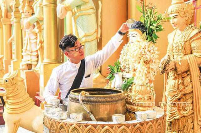Anh Nguyễn Hoàng Bảo thực hiện nghi thức rửa Phật ở Yangon, Myanmar. Ảnh: NVCC.