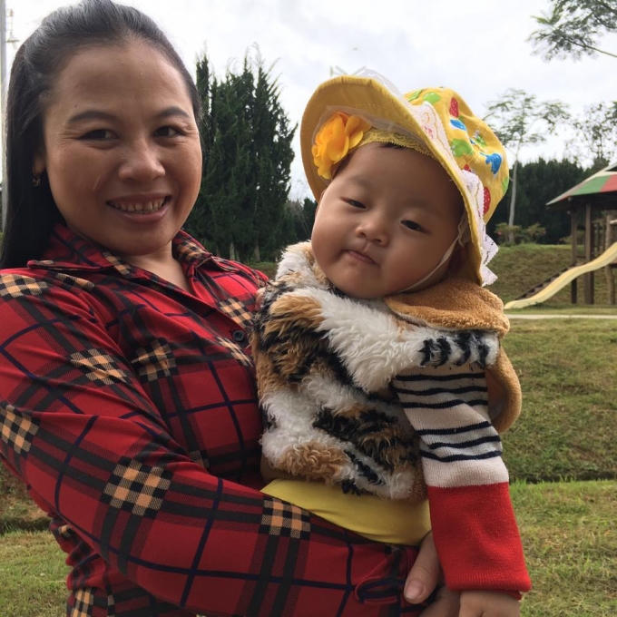 Chị Chu Thị Tám, người vợ đảm giúp anh yên tâm tập luyện, thi đấu.