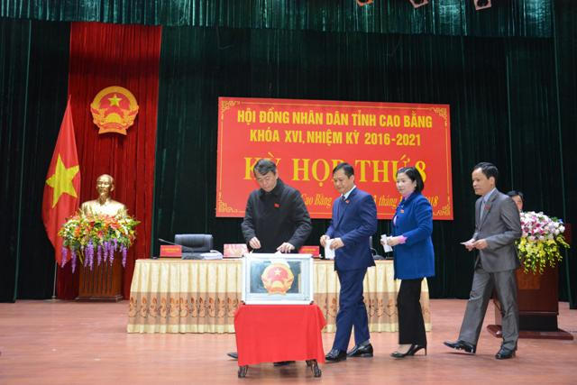 Các đại biểu bỏ phiếu tại kỳ họp.