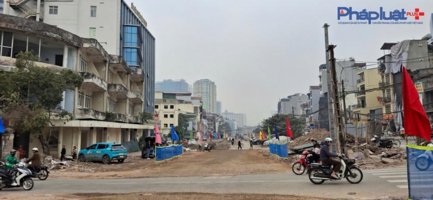 Theo ghi nhận, sáng nay (15/1) dọc tuyến đường Vành đai 1 Hà Nội từ nút giao Hoàng Cầu – Yên Lãng đến Voi Phục đã cơ bản thu rào, tuyến đường dự án (1 chiều) rộng hơn 2 làn xe hiện ra và người dân có thể di chuyển bằng ô tô, xe máy từ Hoàng Cầu đến Voi Phục dài 2,2 km.