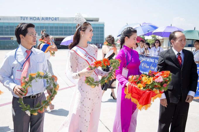 Tường Linh đã diện bộ áo dài đẹp mắt của NTK Kịn Zu để tham dự sự kiện đón tiếp 30 thí sinh dự thi Hoa hậu Hữu Nghị Đông Nam Á 2017 mà Phú Yên vinh dự đăng cai tổ chức.