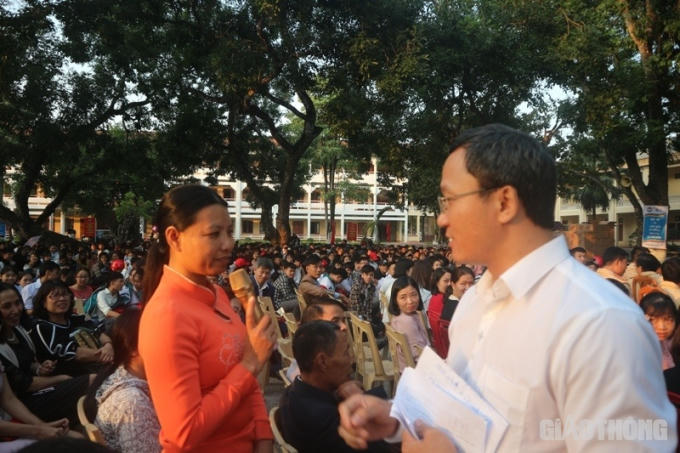 Chị Huê, phụ huynh học sinh cho biết: Khi con đi xe thì chúng tôi luôn dạy phải đi đúng làn đường phần đường, không lạng lách và nhớ đội MBH