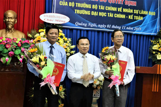 Trao quyết định bổ nhiệm chức hiệu trưởng trường ĐH Tài chính - Kế toán.