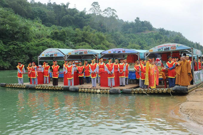 Buổi lễ thu hút đông đảo nhân dân, phật tử tham gia.