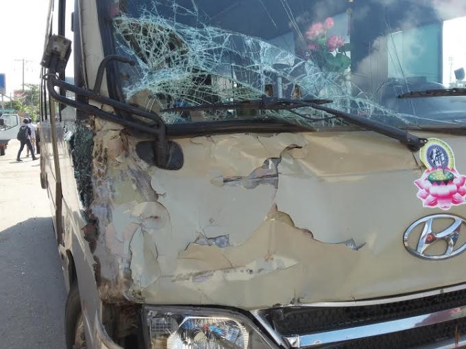 Chiếc xe khách bị hư hỏng tại hiện trường.