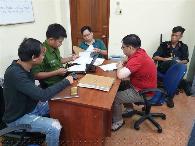 Lực lượng chức năng lấy lời khai đối tượng.