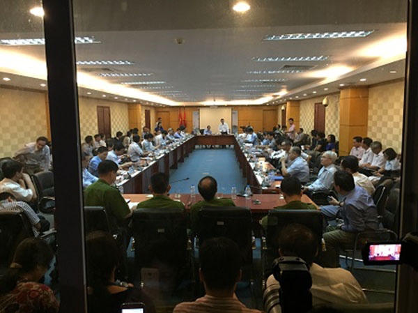 Phóng viên đang chờ thông tin từ bên ngoài hội trường, tại buổi họp của Bộ Tài nguyên và Môi trường liên quan đến vụ cá chết hàng loạt tại vùng biển miền Trung.