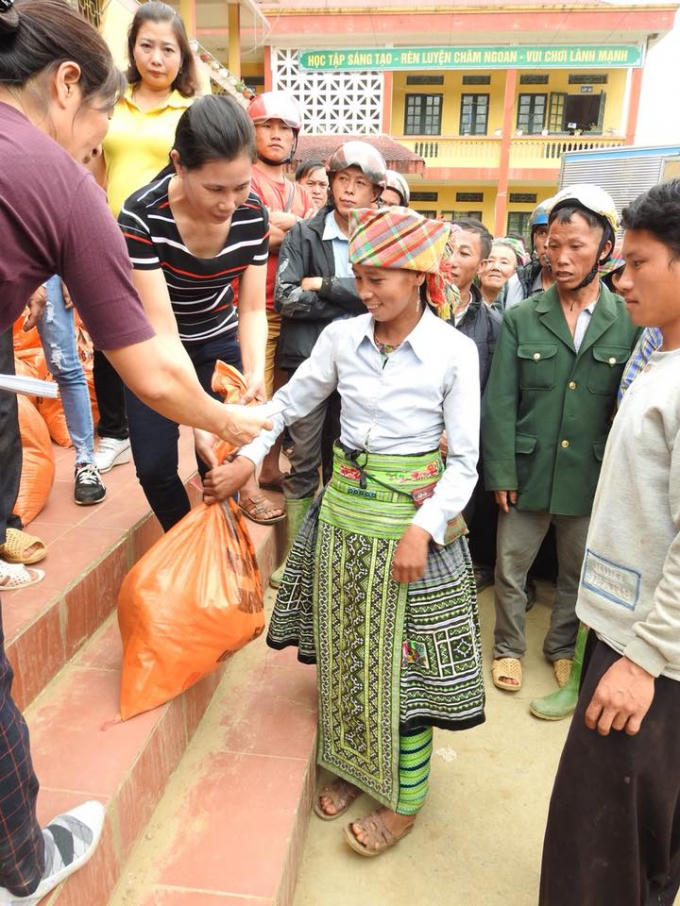 Trao tặng quà hỗ trợ kịp thời cho bà con.