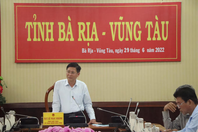 Ông Lê Ngọc Khánh - phó Chủ tịch UBND tỉnh, Chủ tịch Hội đồng chủ trì phiên họp Hội đồng phối hợp phổ biến, giáo dục pháp luật tỉnhH3: Ông Phạm Hồng Phúc – Phó Giám đốc Sở Tư pháp, Phó Chủ tịch Hội đồng báo cáo tại phiên họp.