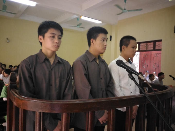 Ba bị cáo trước vành móng ngựa trong phiên tòa.