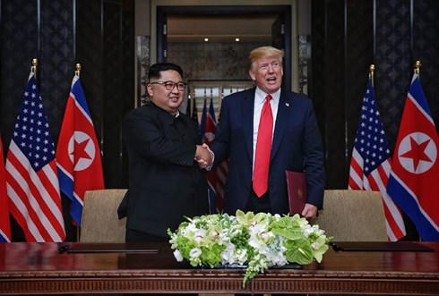 Tổng thống Mỹ Donald Trump (phải) và Nhà lãnh đạo Triều Tiên Kim Jong-un có cái bắt tay lịch sử ngày 12/6. Ảnh: AP.