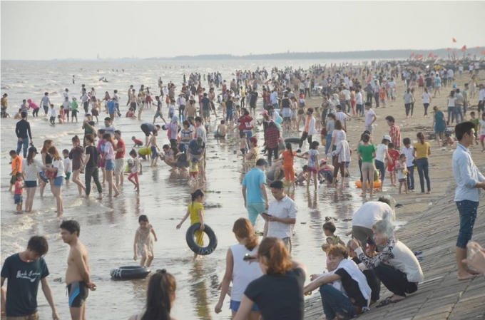 Nhiều gia đình cho con nhỏ vui chơi tại bãi biển.