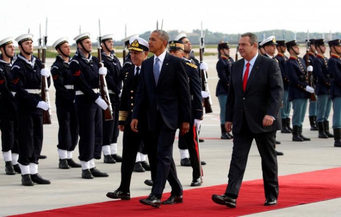 Tổng thống Obama được Bộ trưởng Quốc phòng Panos Kammenos chào đón khi ông tới Hy Lạp. (Ảnh: Reuters)