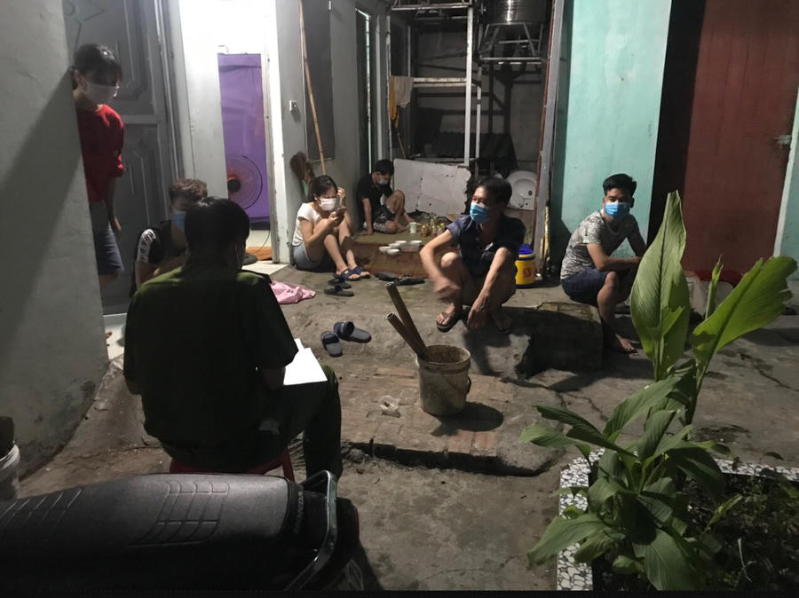 (7 trường hợp tụ tập uống bia xem bóng đá tại nhà trọ)