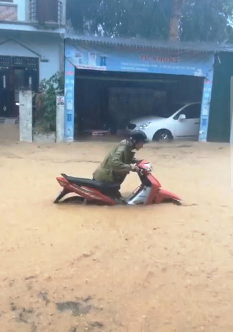 Hình ảnh người dân TP Cao Bằng phải dắt xe sau khi bị "chết" máy.