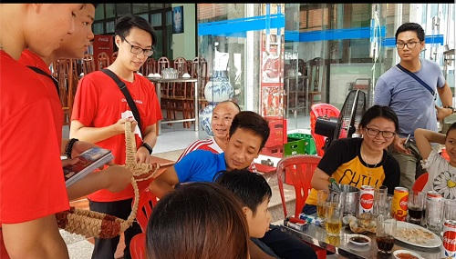 Khách du lịch thích thú khi được các bạn trẻ phát bao cao su miễn phí.