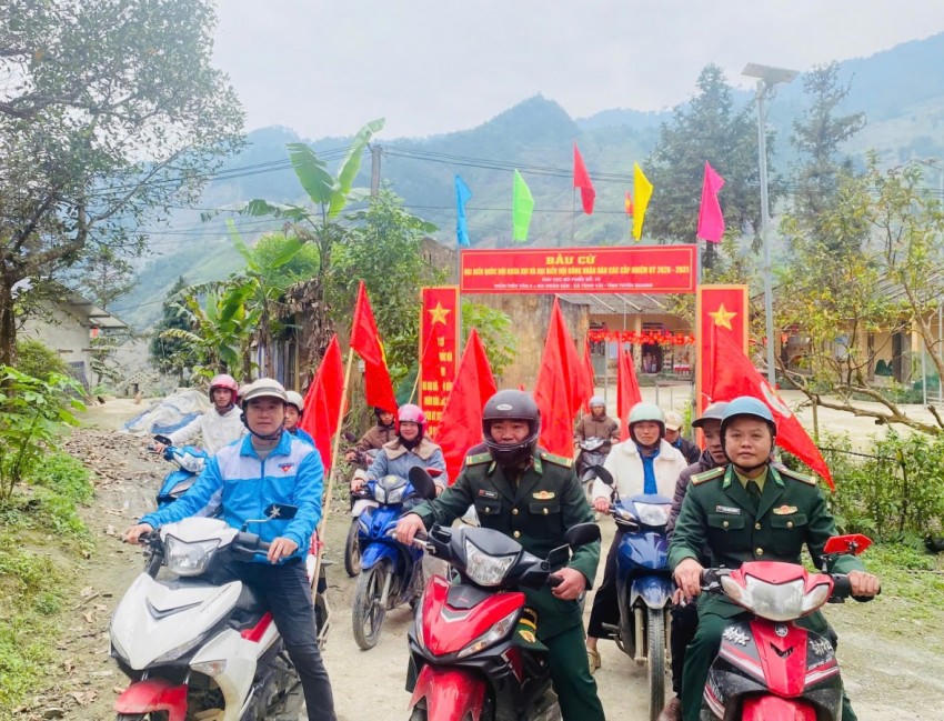 Cán bộ Đồn Biên phòng Tùng Vài, Bộ đội Biên phòng tỉnh Tuyên Quang cùng địa phương tham gia diễu hành tuyên truyền về ngày bầu cử tại các thôn biên giới. (Ảnh: Hoàng Chính)