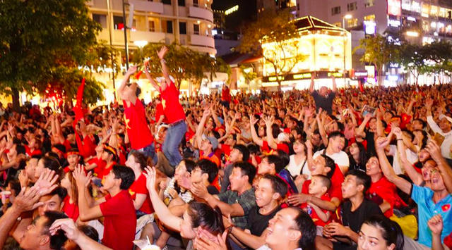 Người d&acirc;n cả nước s&ocirc;i động mừng chiến thắng của đội tuyển Việt Nam