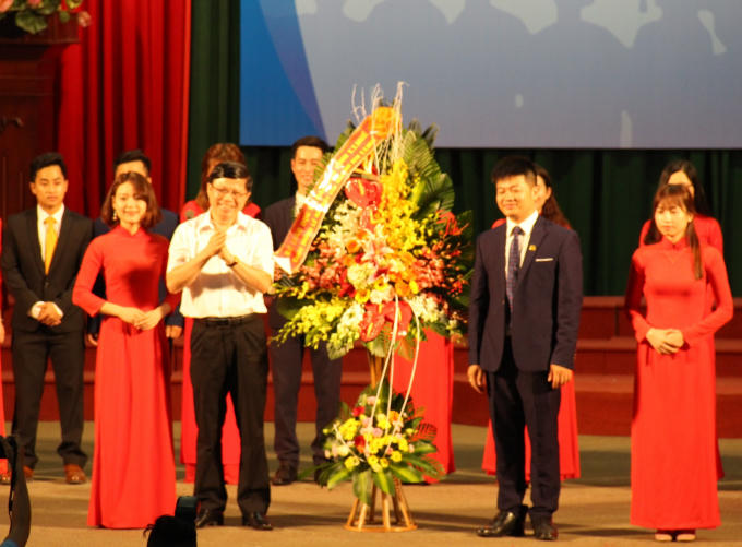 Lãnh đạo Sở GD&amp;ĐT Thừa Thiên Huế tặng hoa chúc mừng Chi nhánh.