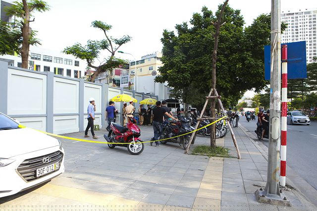 Tổ công tác Y18 làm nhiệm vụ tại nút giao Trung Kính - Dương Đình Nghệ, quận Cầu Giấy. Như thường lệ, các trường hợp cố tình vi phạm luật giao thông như không đội mũ bảo hiểm... sẽ bị tổ công tác dừng xe kiểm tra và xử lý.