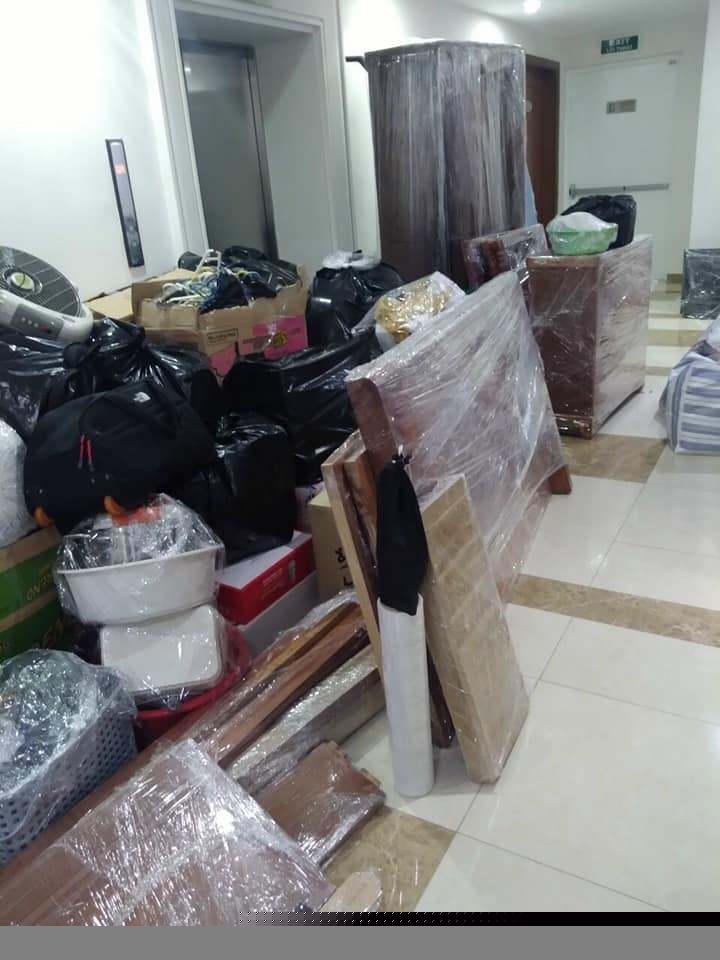 Chị Quyên cùng chồng nhận cả công việc tháo lắp nội thất, chuyển nhà.