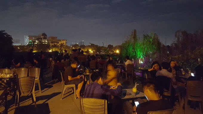 Quán Cafe cạnh Hồ Văn Quán (Hà Đông, Hà Nội) được nhiều người chọn là nơi để ngắm siêu trăng. Ảnh Huy Trung.