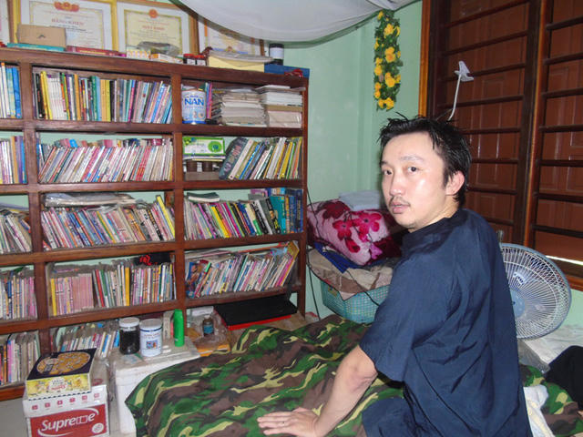 Với tấm lòng dành cho các học sinh nghèo tại địa phương, Khoa đã quyên góp tiền, sách báo cũ để xây dựng 1 thư viện mini ngay tại nhà và 10 tủ sách khác tại trường tiểu học và THCS Quảng Trường.
