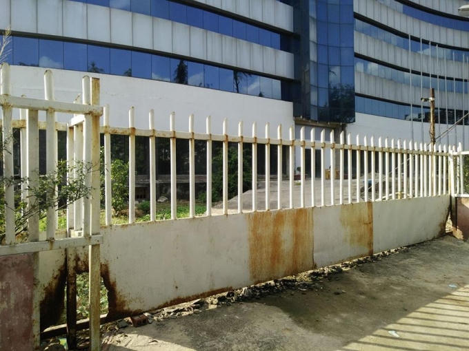Cánh cổng đóng cửa im lìm đã gỉ sét theo thời gian