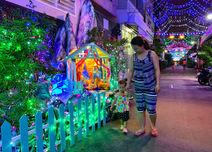 Tại hẻm nhỏ đường Phạm Văn Hai (quận Tân Bình), ngoài dàn đèn lộng lẫy kéo dài hơn 100 m, người dân bài trí tiểu cảnh hang đá, Chúa Hài Đồng nằm trong máng cỏ.